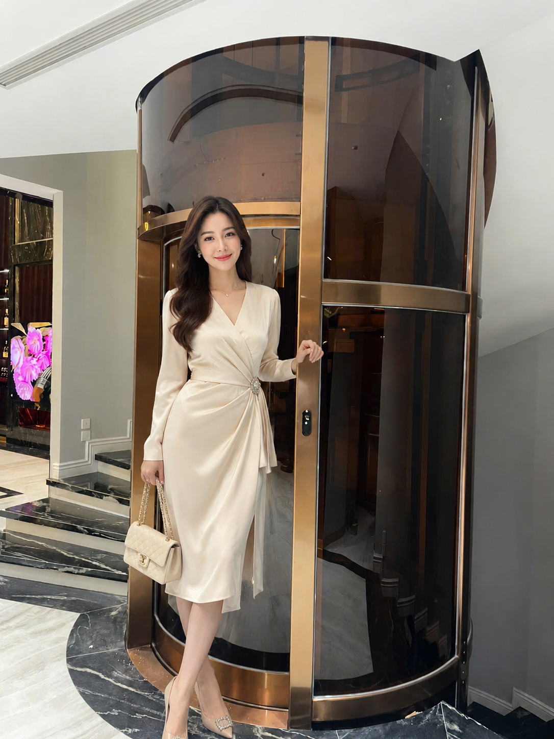 Đầm lụa màu kem dáng quấn dài tay sang trọng phối túi xách và giày cao gót ton sur ton